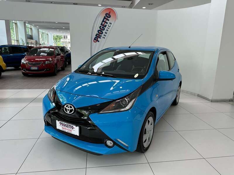 Blu/azzurro Usata 2016 Toyota Aygo X-pure Due volumi | 7500 € (Ottimo prezzo) - Immagine 1/4