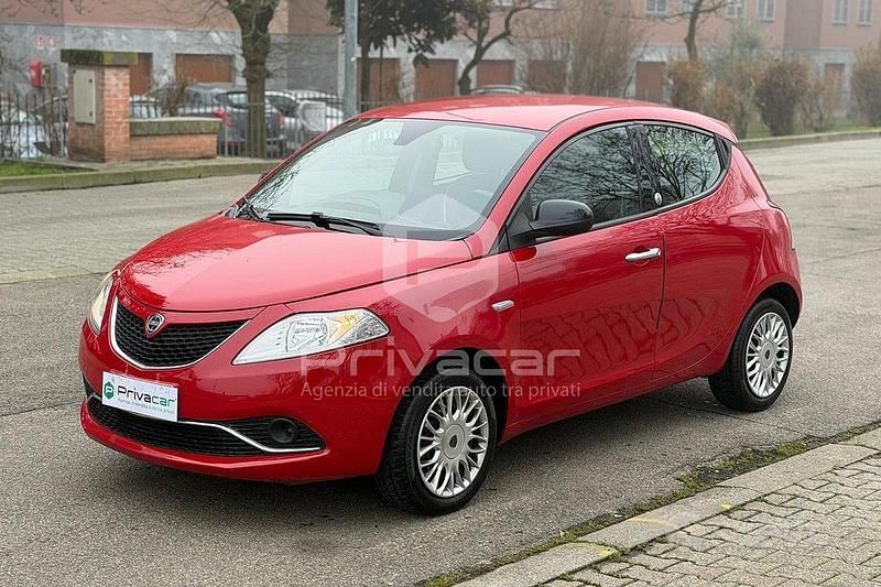 Usata Lancia Ypsilon Gold 69 CV (50 kW) 2017 Rosso Utilitaria