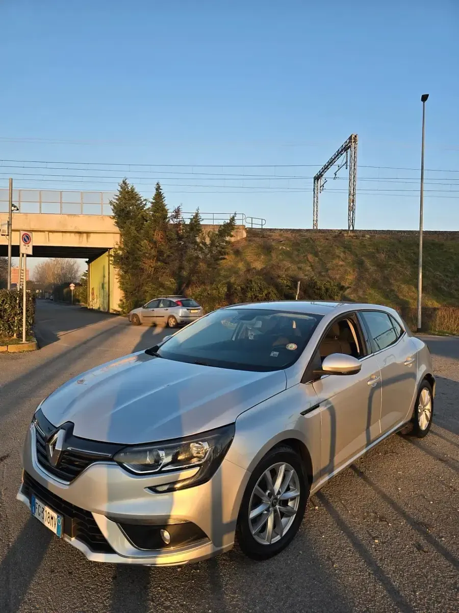 Usata Renault Mégane III Zen 110 CV (80 kW) 2016 Grigio Berlina