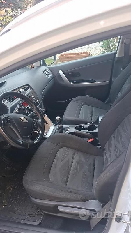 Begagnad Kia Ceed 2013 Vit Halvkombi