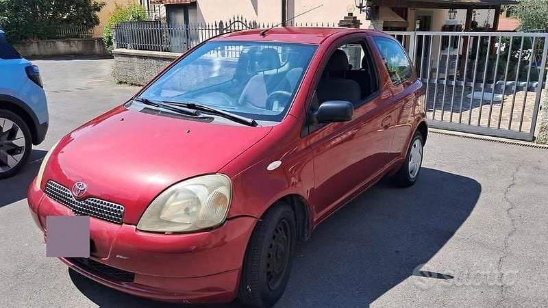 Usata Toyota Yaris 68 CV (50 kW) 2003 Rosso Utilitaria
