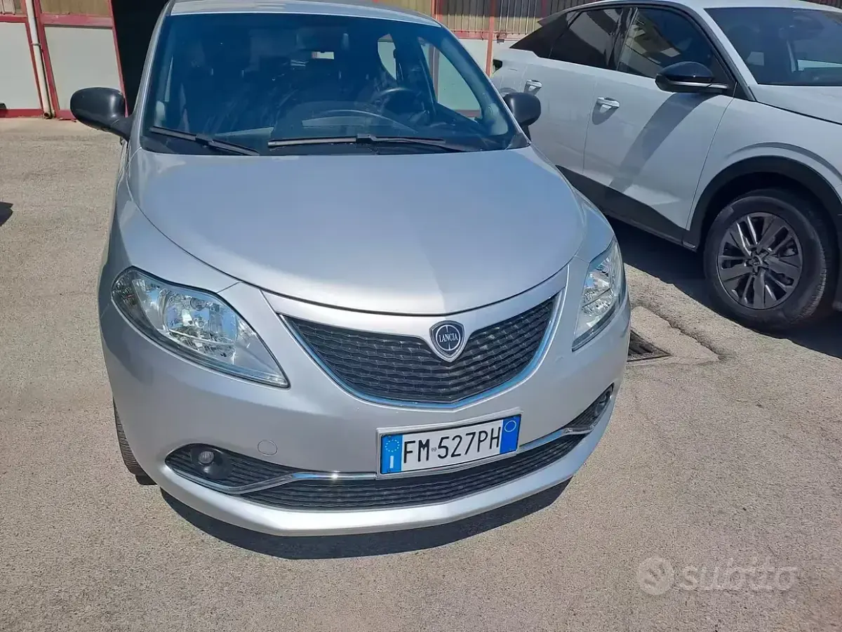 Usata Lancia Ypsilon Gold 69 CV (50 kW) 2017 Grigio Utilitaria