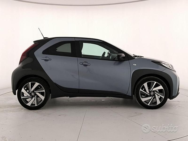 Nuova Toyota Aygo X Lounge 72 CV (52 kW) 2025 Persian salt & black SUV