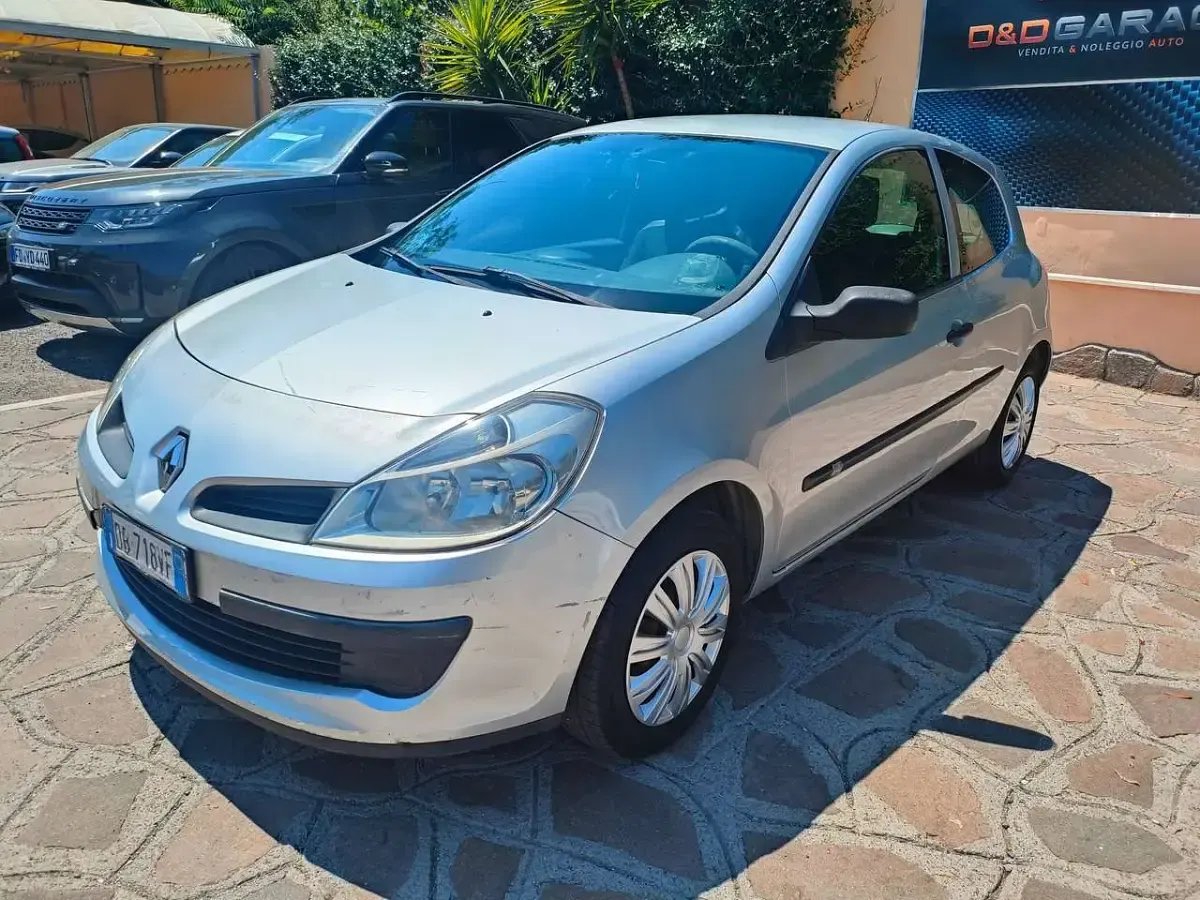 Usata Renault Clio III 75 CV (55 kW) 2006 Argento Berlina