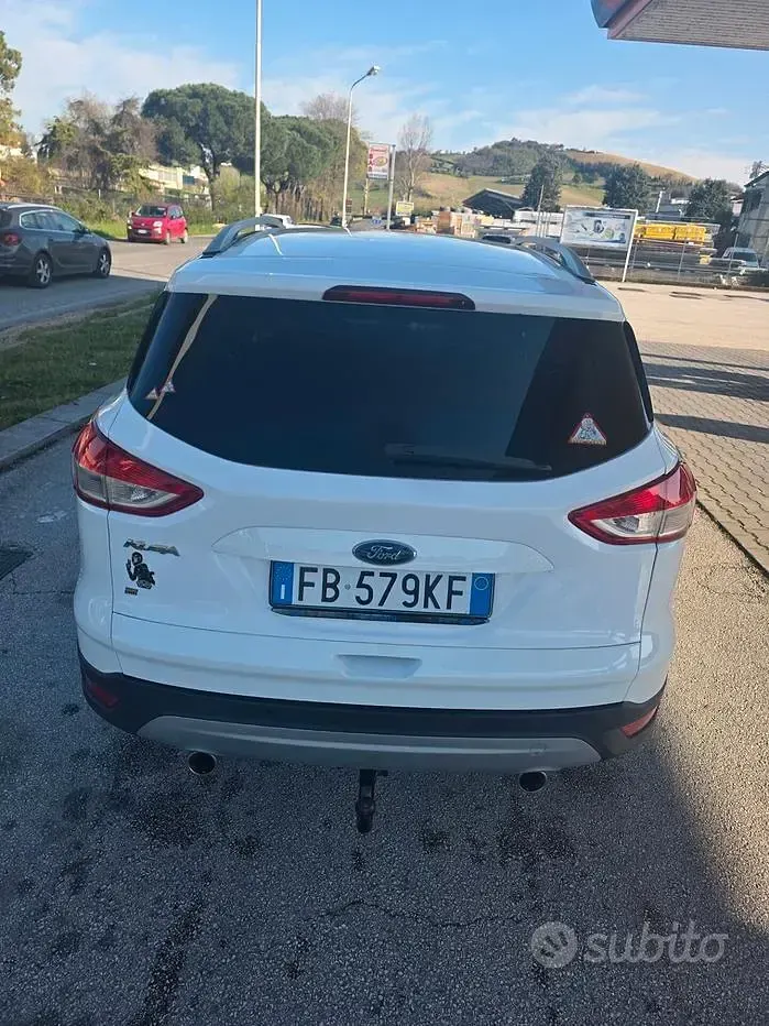 Gebraucht Ford Kuga Titanium 163 PS (119 kW) 2016 Weiß SUV