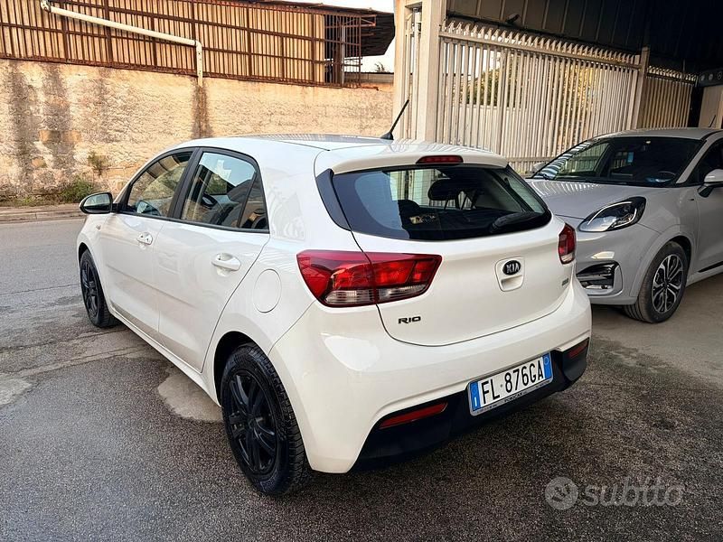Usata Kia Rio 84 CV (61 kW) 2017 Bianco Berlina