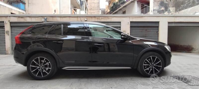 Usata Volvo V60 CC 150 CV (110 kW) 2016 Nero Station wagon