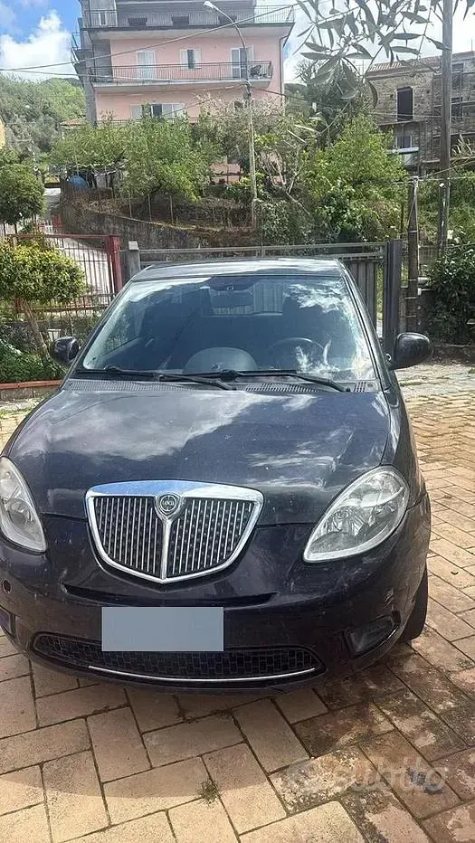 Usata Lancia Ypsilon 75 CV (55 kW) 2012 Nero Utilitaria