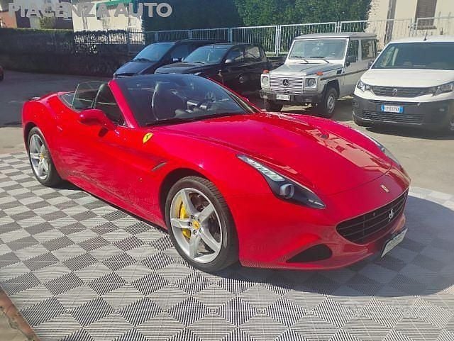Usata Ferrari California 560 CV (411 kW) 2016 Rosso pastello Cabrio