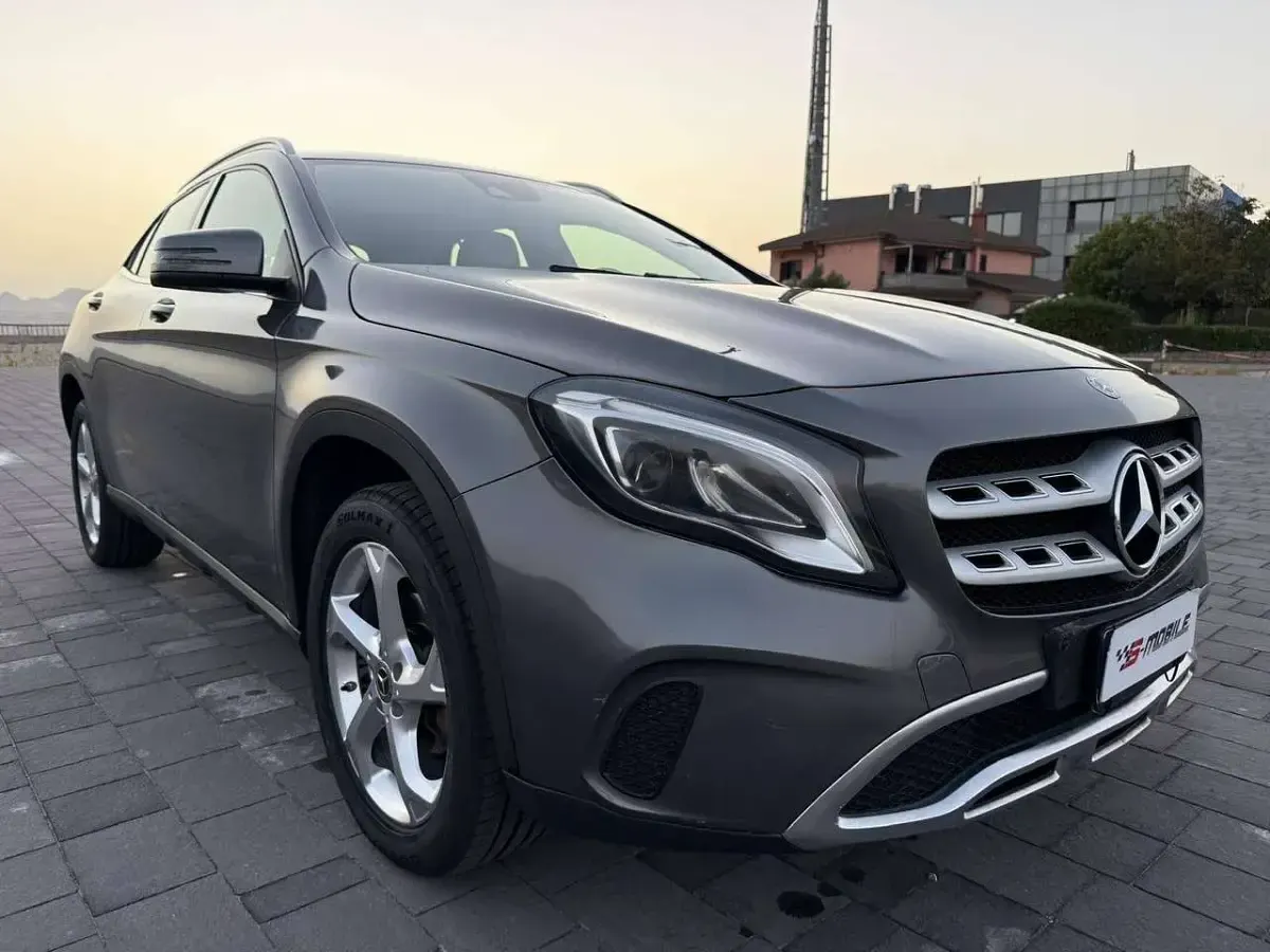 Usata Mercedes GLA200 136 CV (100 kW) 2018 Argento SUV