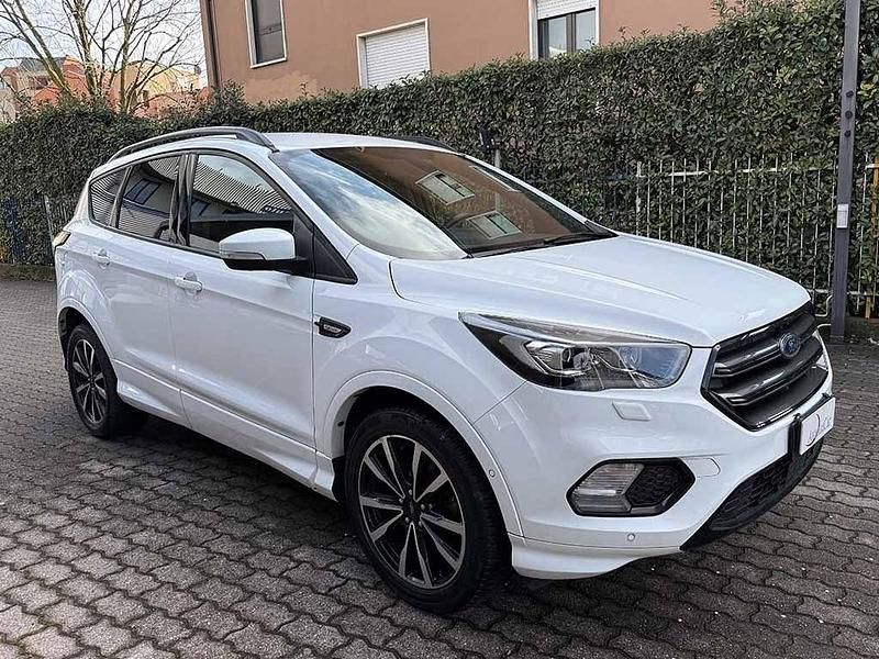 Usata Ford Kuga ST-Line 120 CV (88 kW) 2019 Bianco / pastello SUV