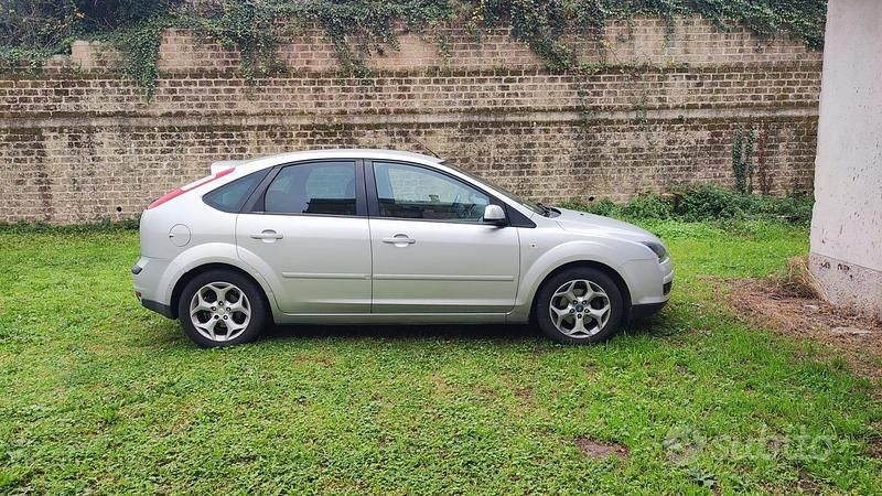 Usata Ford Focus 110 CV (80 kW) 2007 Grigio Berlina