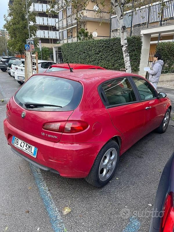 Usata Alfa Romeo 147 105 CV (77 kW) 2006 Rosso Utilitaria