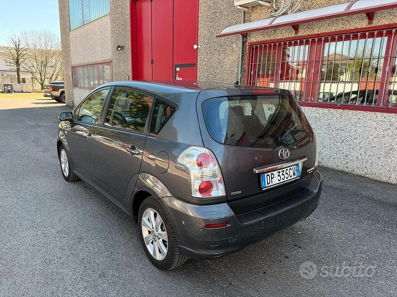 Usata Toyota Corolla Verso 129 CV (94 kW) 2008 Grigio Monovolume