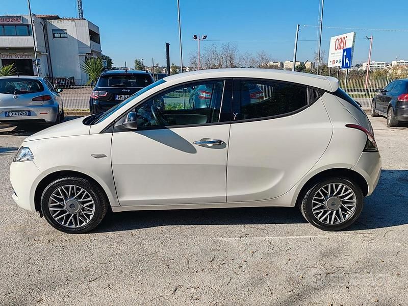 Begagnad Lancia Ypsilon 2012 Vit Halvkombi