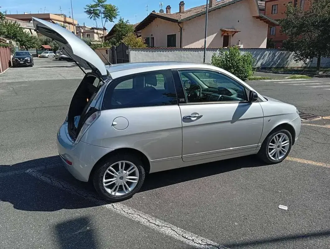 Usata Lancia Ypsilon 75 CV (55 kW) 2013 Argento Utilitaria