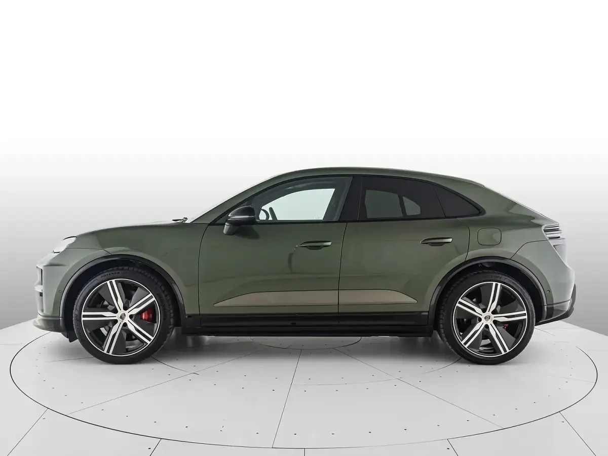 Usata Porsche Macan Turbo 330 kW (449 CV) 2025 Verde aventurine metallizzato SUV