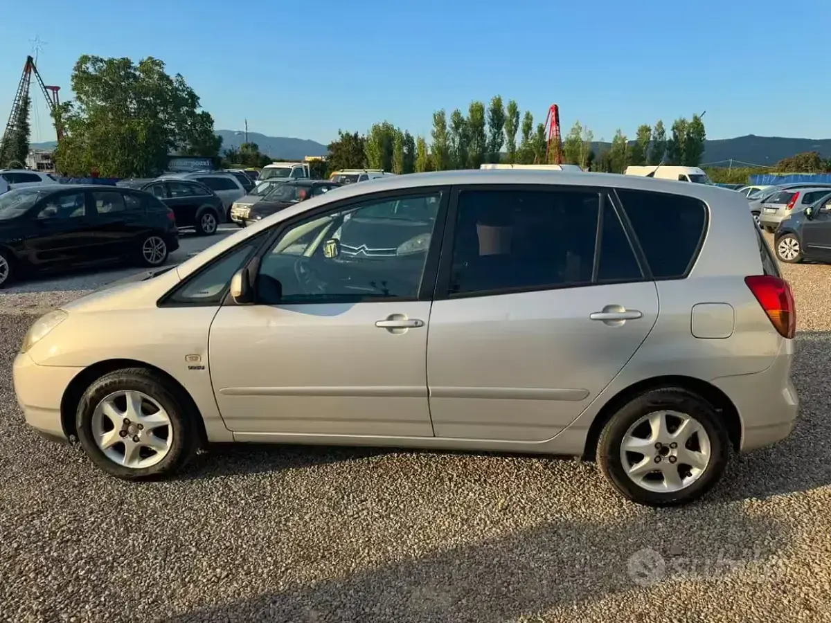 Usata Toyota Corolla Verso 110 CV (80 kW) 2003 Grigio Monovolume