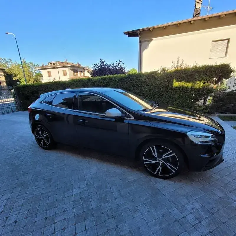 Usata Volvo V40 R-Design 120 CV (88 kW) 2018 Nero Berlina