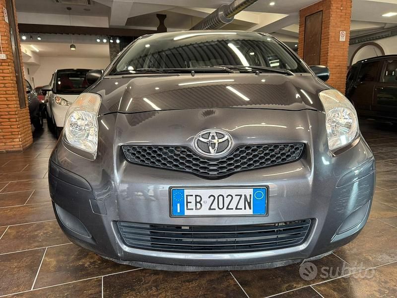 Usata Toyota Yaris Eco 69 CV (50 kW) 2010 Grigio Utilitaria