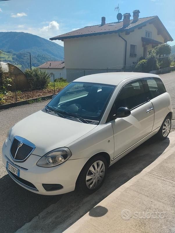Usata Lancia Ypsilon 69 CV (50 kW) 2011 Bianco Utilitaria