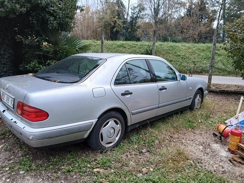 Usata Mercedes E200 Classic 186 CV (136 kW) 2000 Berlina