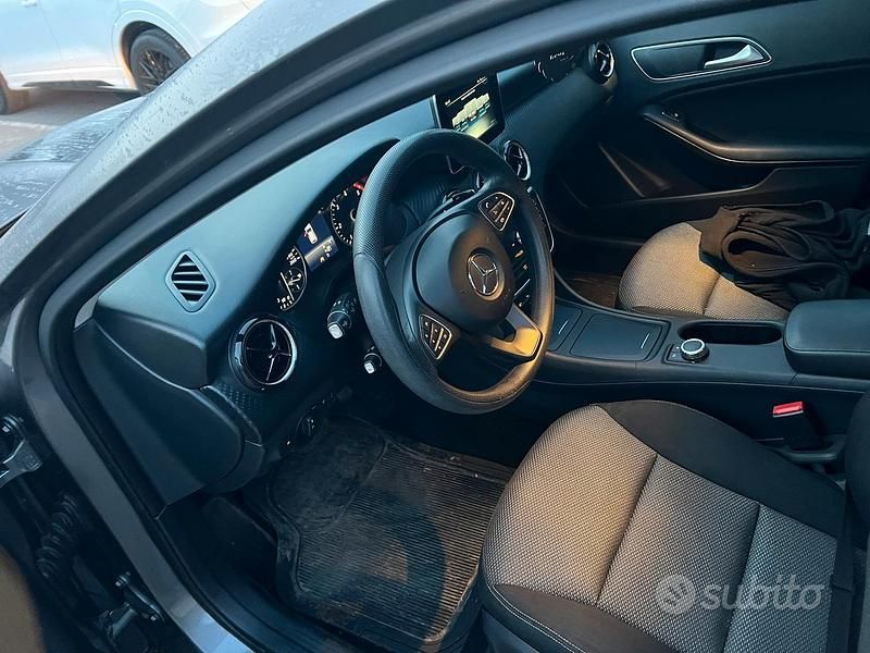 Usata Mercedes GLA180 2016 Grigio SUV