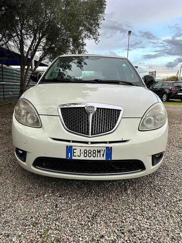 Usata Lancia Ypsilon 75 CV (55 kW) 2011 Bianco Utilitaria