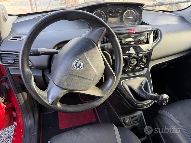 Usata Lancia Ypsilon Platinum 69 CV (50 kW) 2016 Rosso Utilitaria