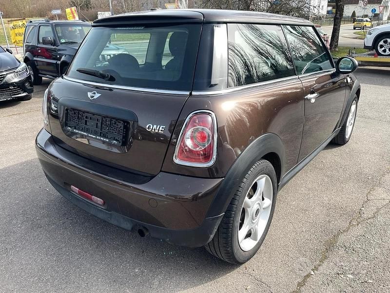 Begagnad Mini ONE 74 HK (54 kW) 2012 Brun Halvkombi