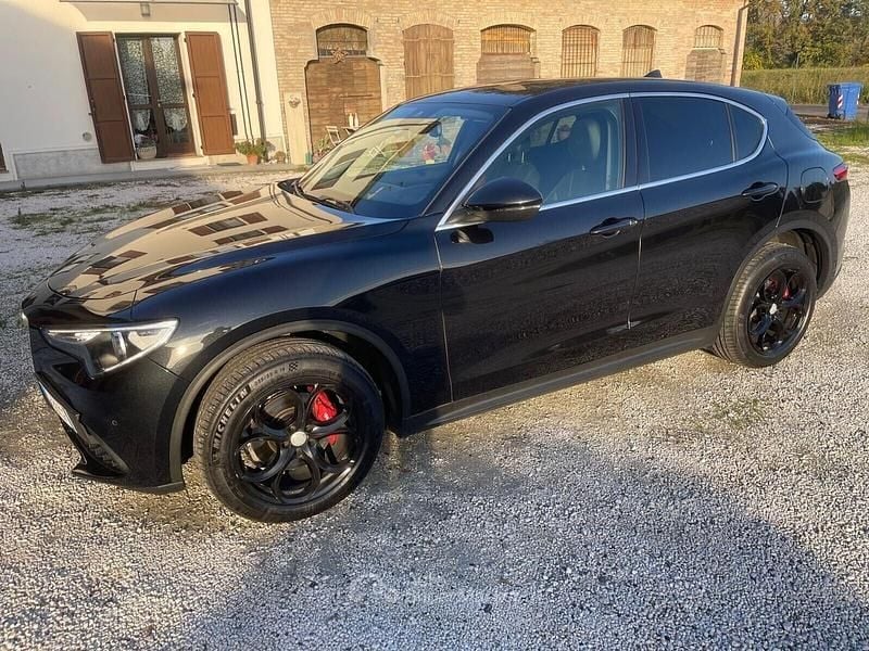 Nero Usata 2018 Alfa Romeo Stelvio Executive SUV | 22.900 € (Buon prezzo) - Immagine 1/4