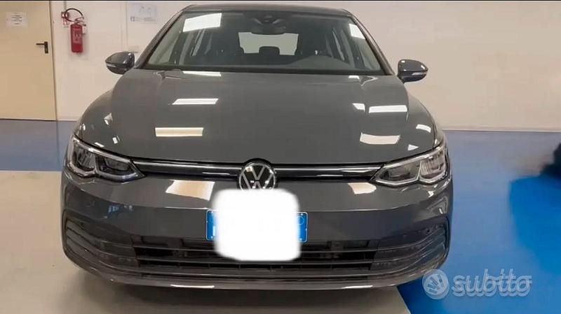 Grigio Usata 2023 VW Golf VIII Life Tre volumi | 24.900 € (Ottimo prezzo) - Immagine 1/3