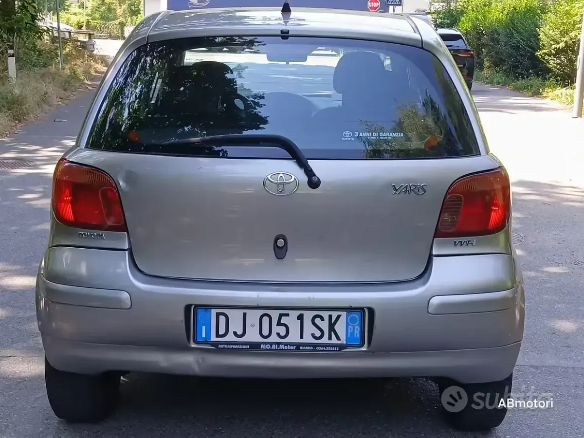 Usata Toyota Yaris Sol 65 CV (47 kW) 2005 Grigio Berlina