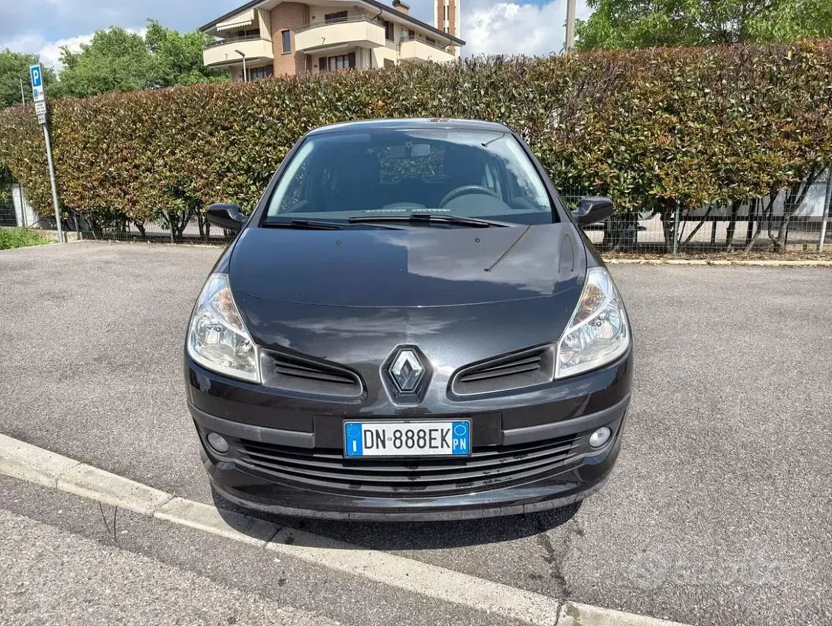 Usado Renault Clio II LE 75 CV (55 kW) 2008 Negro Berlina