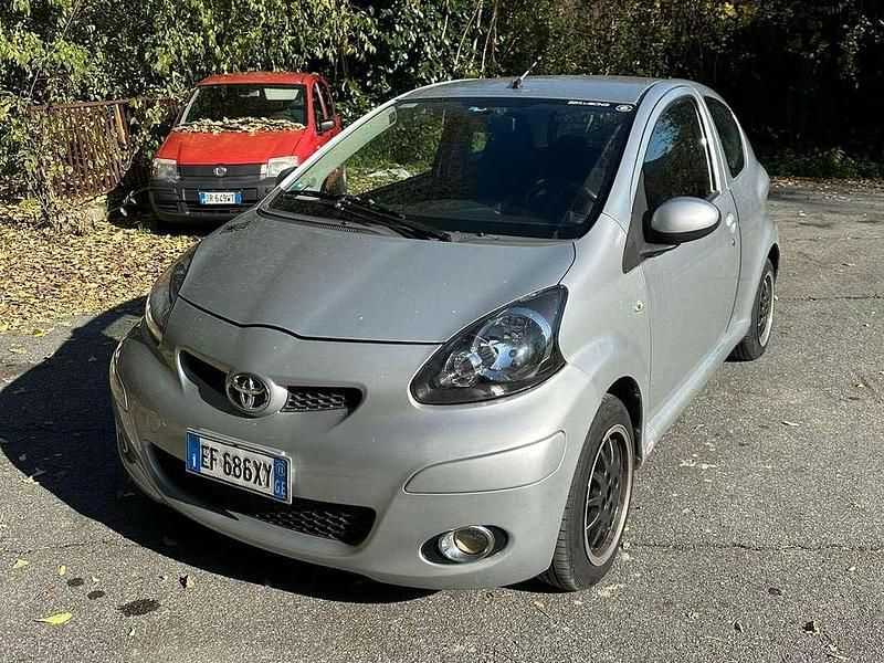 Grigio Usata 2011 Toyota Aygo Due volumi | 4200 € (Buon prezzo) - Immagine 1/4