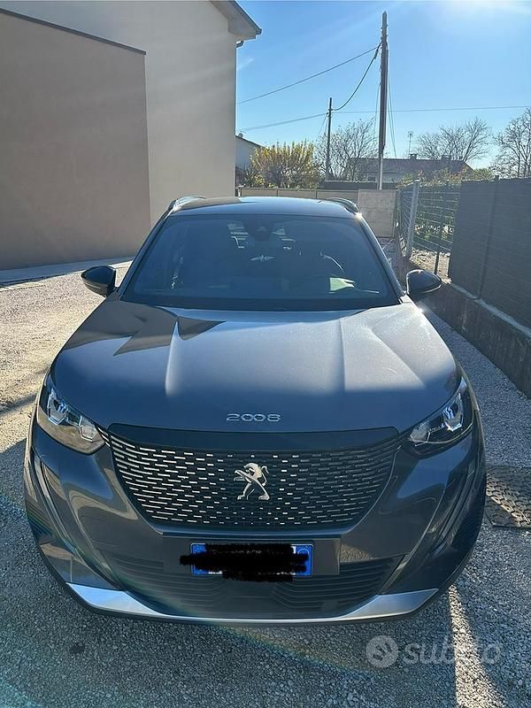 Usata Peugeot 2008 Allure 102 CV (75 kW) 2023 Grigio SUV