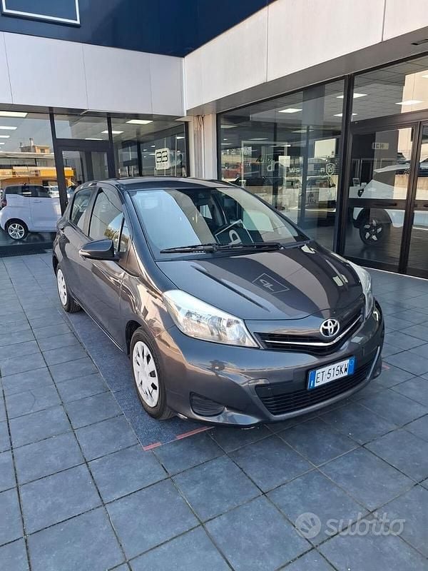 Usata Toyota Yaris Lounge 90 CV (66 kW) 2013 Grigio Utilitaria