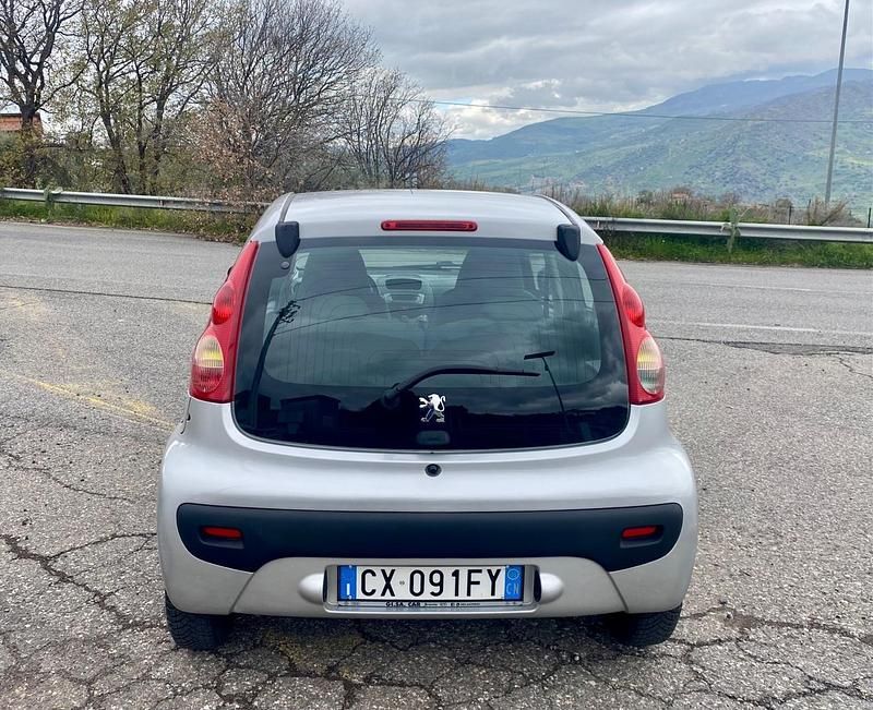 Usata Peugeot 107 68 CV (50 kW) 2005 Argento Utilitaria