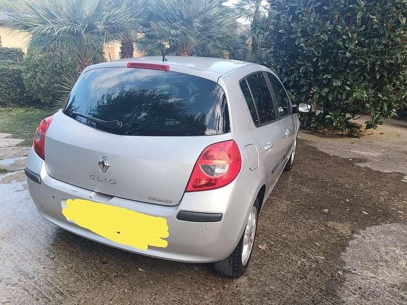 Usata Renault Clio III LE 75 CV (55 kW) 2007 Argento Berlina