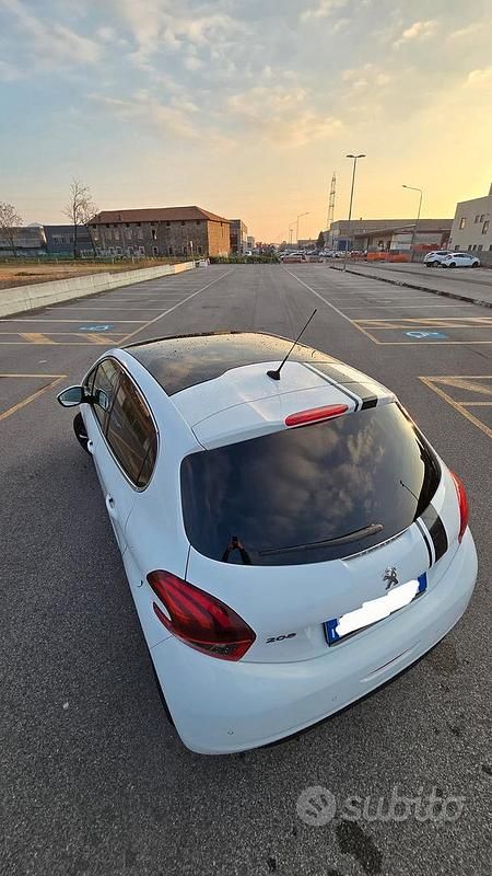 Usata Peugeot 208 Allure 75 CV (55 kW) 2016 Bianco Utilitaria