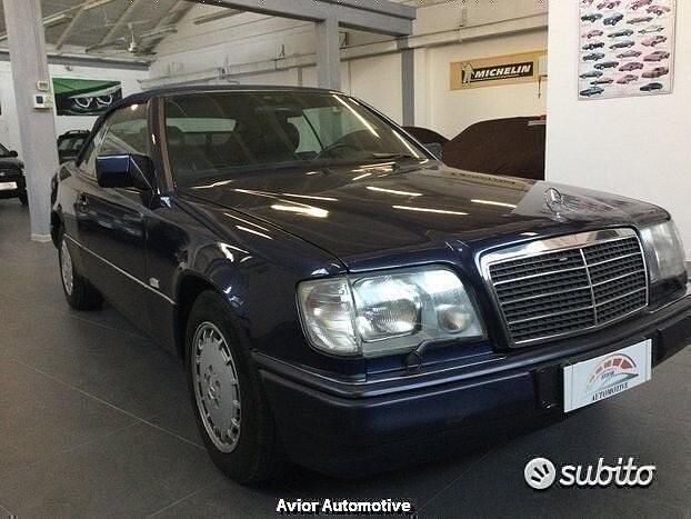 Usata Mercedes E200 135 CV (99 kW) 1994 Blu Cabrio