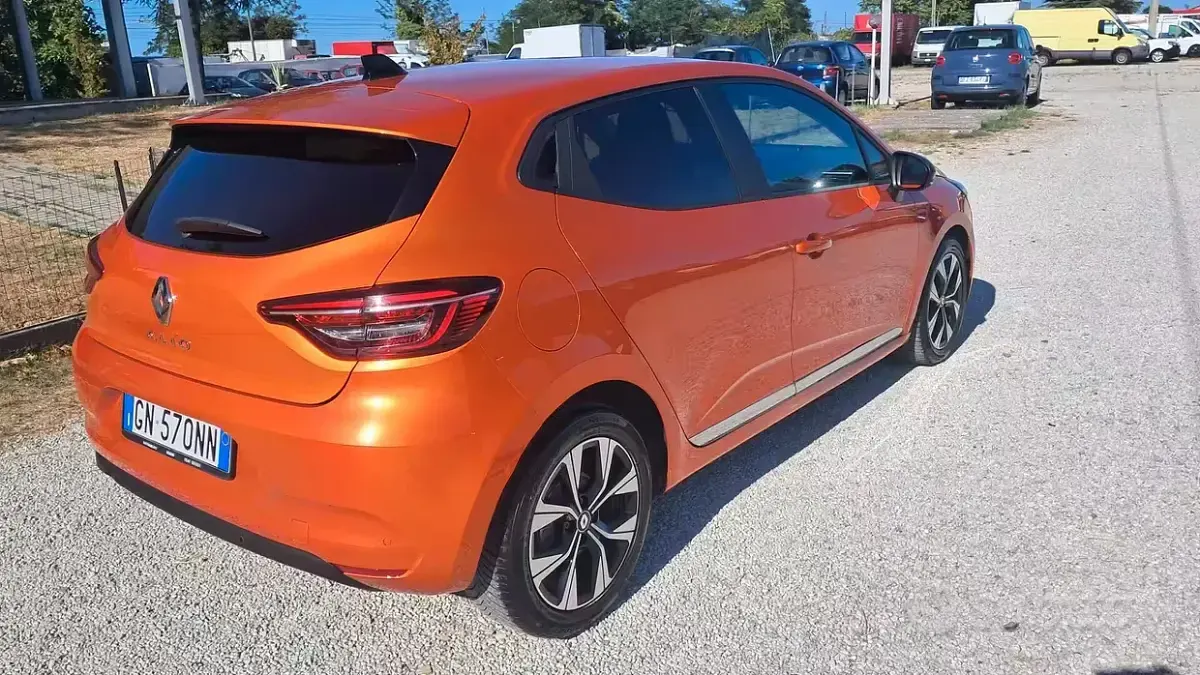 Usata Renault Clio V Evolution 100 CV (73 kW) 2023 Arancione Berlina