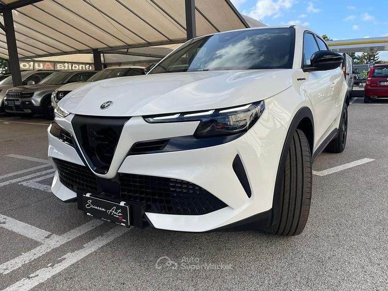 Nuova Alfa Romeo Junior Edizione Speciale 136 CV (100 kW) 2025 Bianco sempio SUV