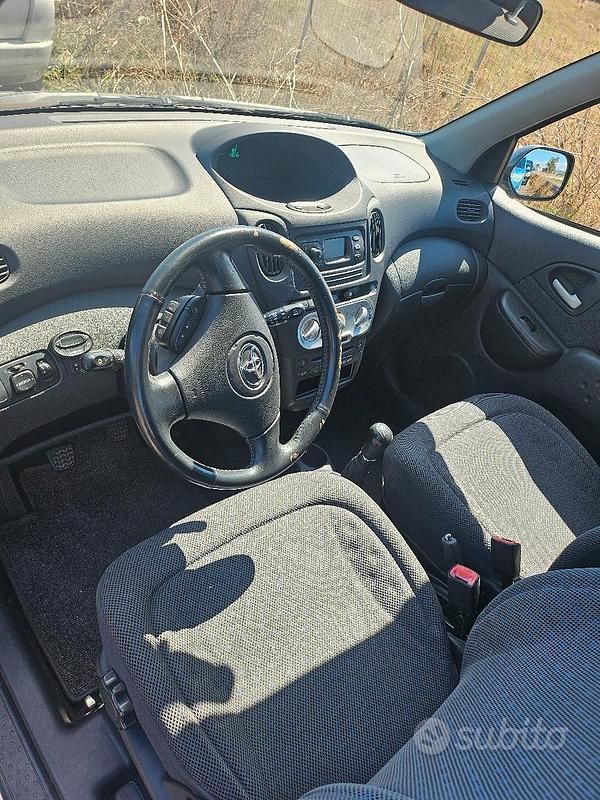 Usata Toyota Yaris 75 CV (55 kW) 2003 Grigio Station wagon