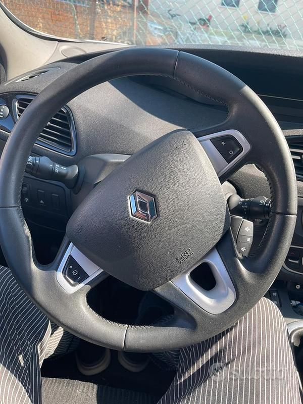 Bianco Usata 2011 Renault Scénic III Monovolume | 4700 € (Buon prezzo) - Immagine 1/4