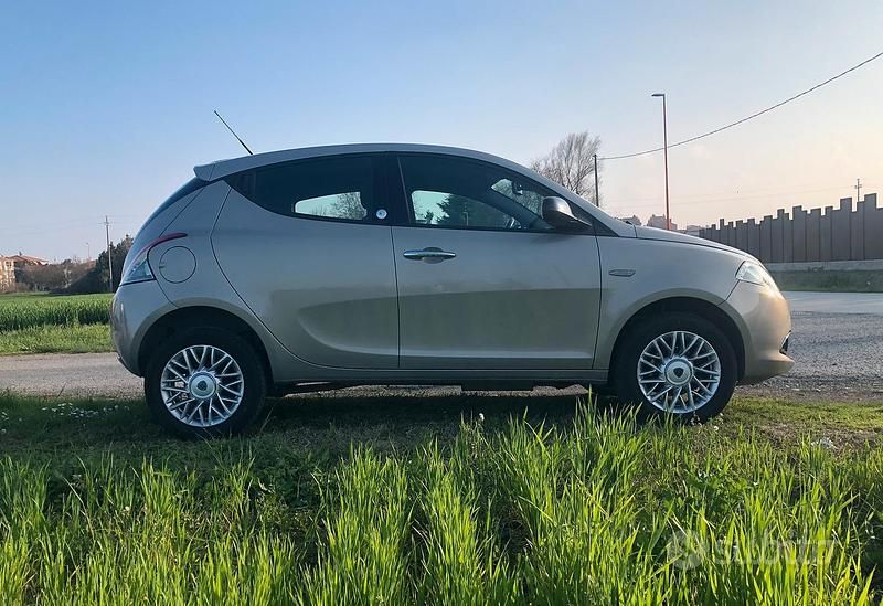 Usado Lancia Ypsilon Gold 85 HP (62 kW) 2015 Bege Citadino