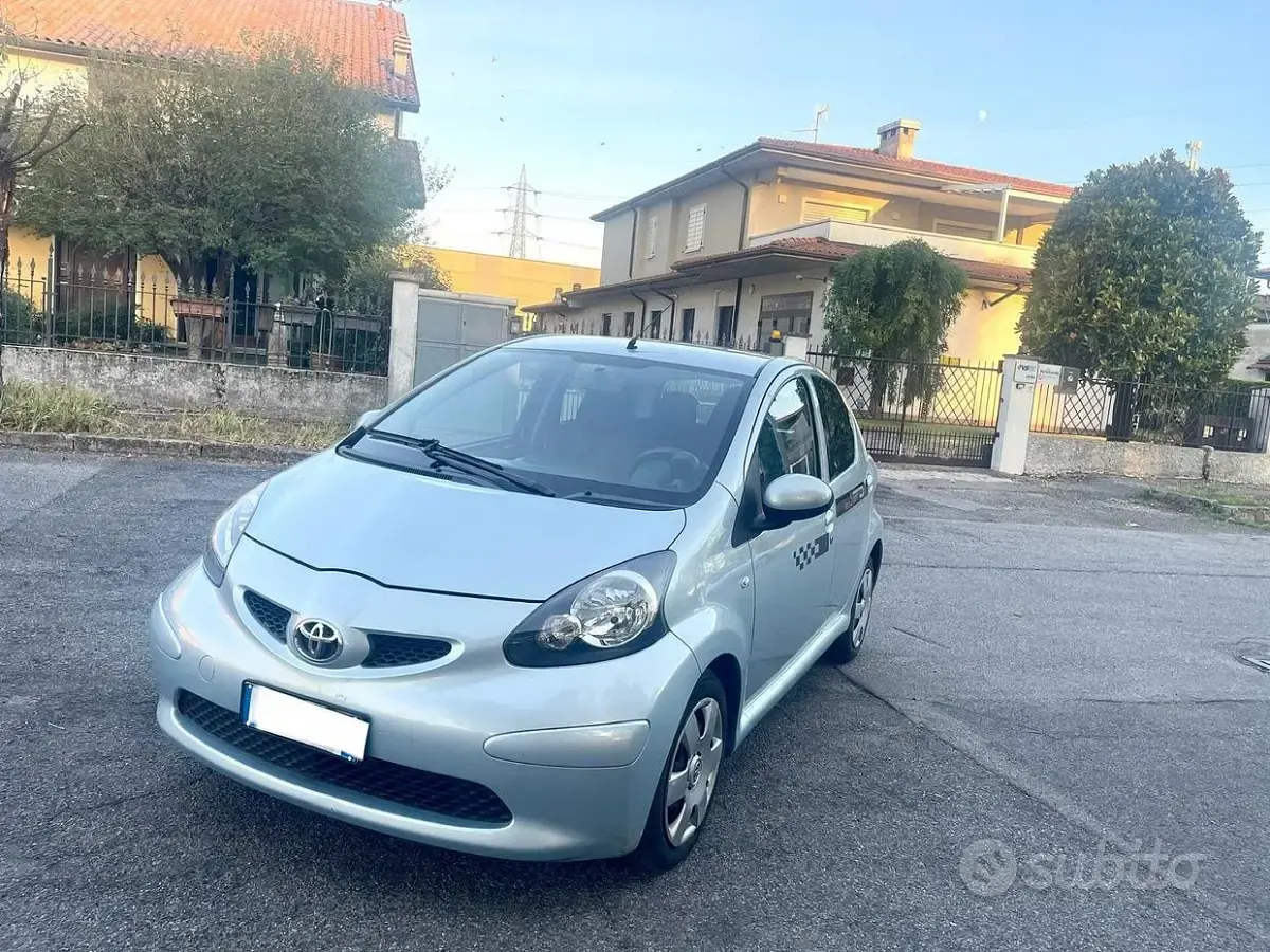 Usata Toyota Aygo 68 CV (50 kW) 2007 Blu Utilitaria