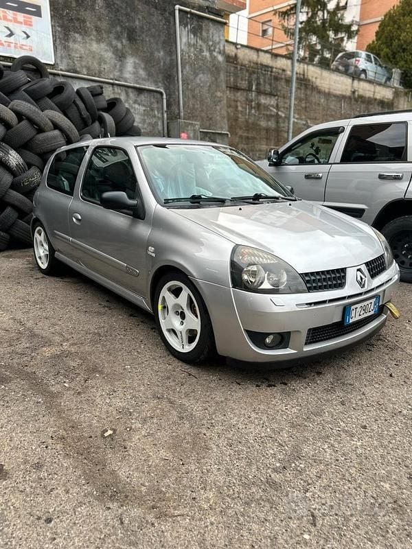 Käytetty Renault Clio II 179 HP (131 kW) 2005 Harmaa Sedan