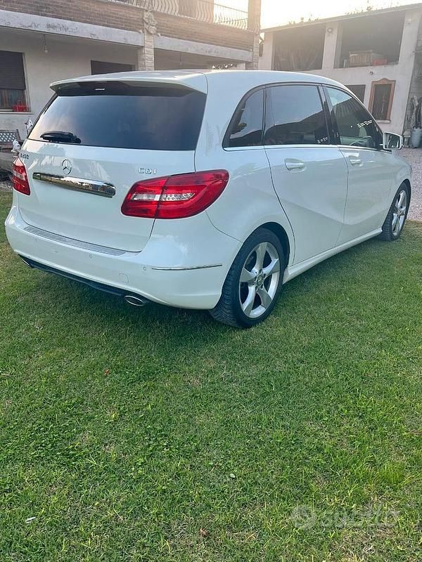 Usata Mercedes B200 Premium 2013 Bianco Monovolume