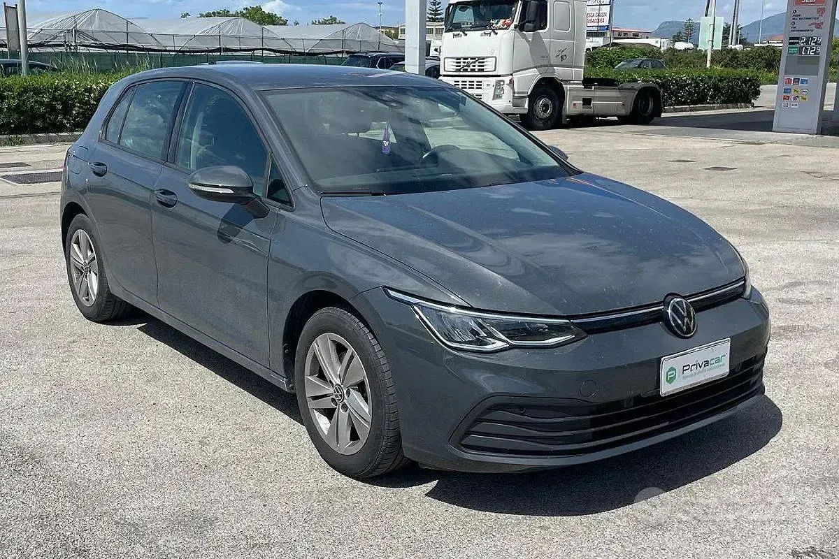 Usata VW Golf VIII Life 116 CV (85 kW) 2024 Grigio Utilitaria